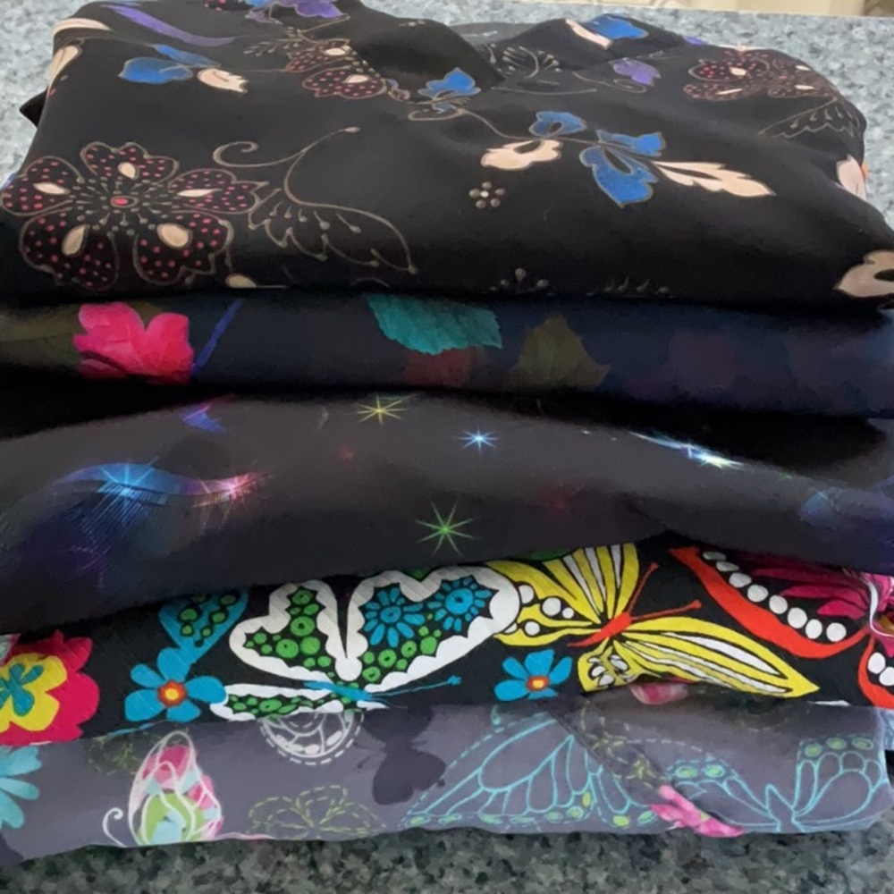 Scrub tops 5 with 2 pants size small - Picture 7 of 9